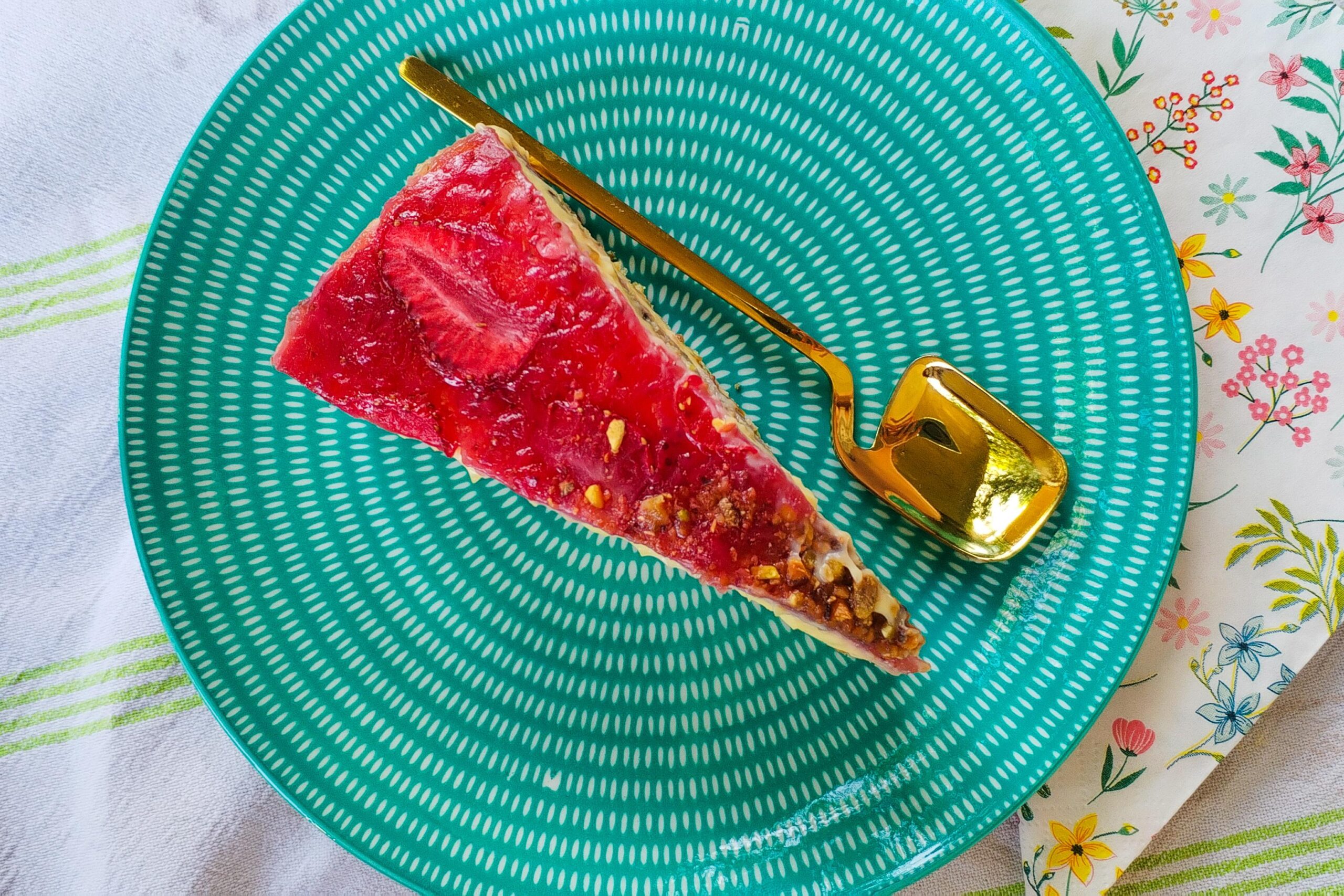Torta sa pistaćima i jagodama
