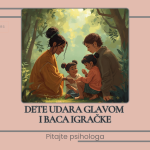 Dete udara glavom i baca igračke