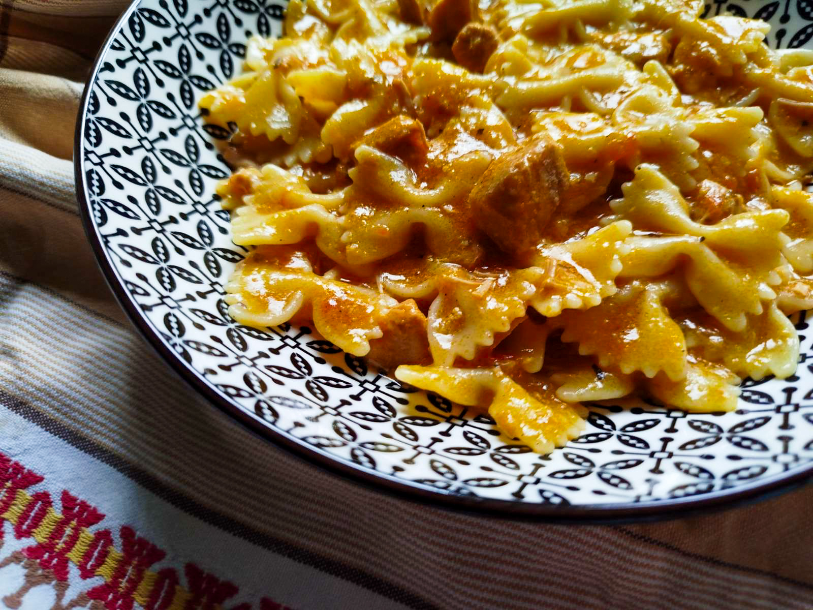 Gulaš sa testeninom