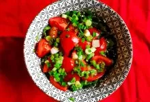 salata od sremusa sa paradajzom i mladim lukom